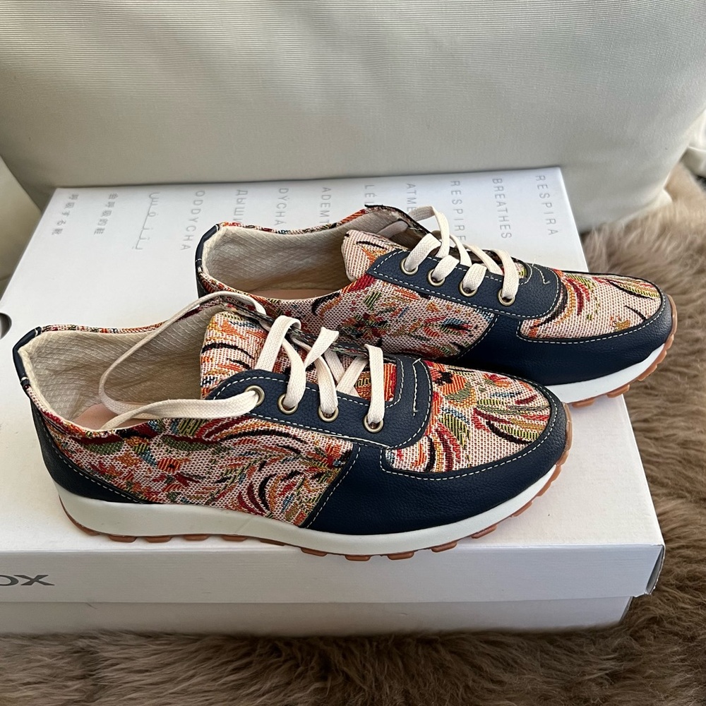 Shoes - Picture 4 of 4